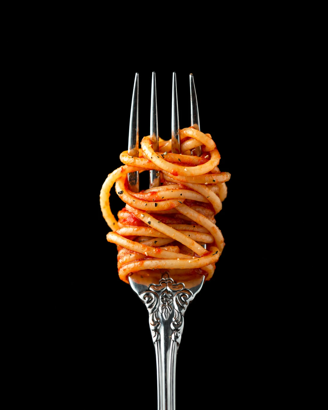 Tomato spaghetti on an ornate silver fork